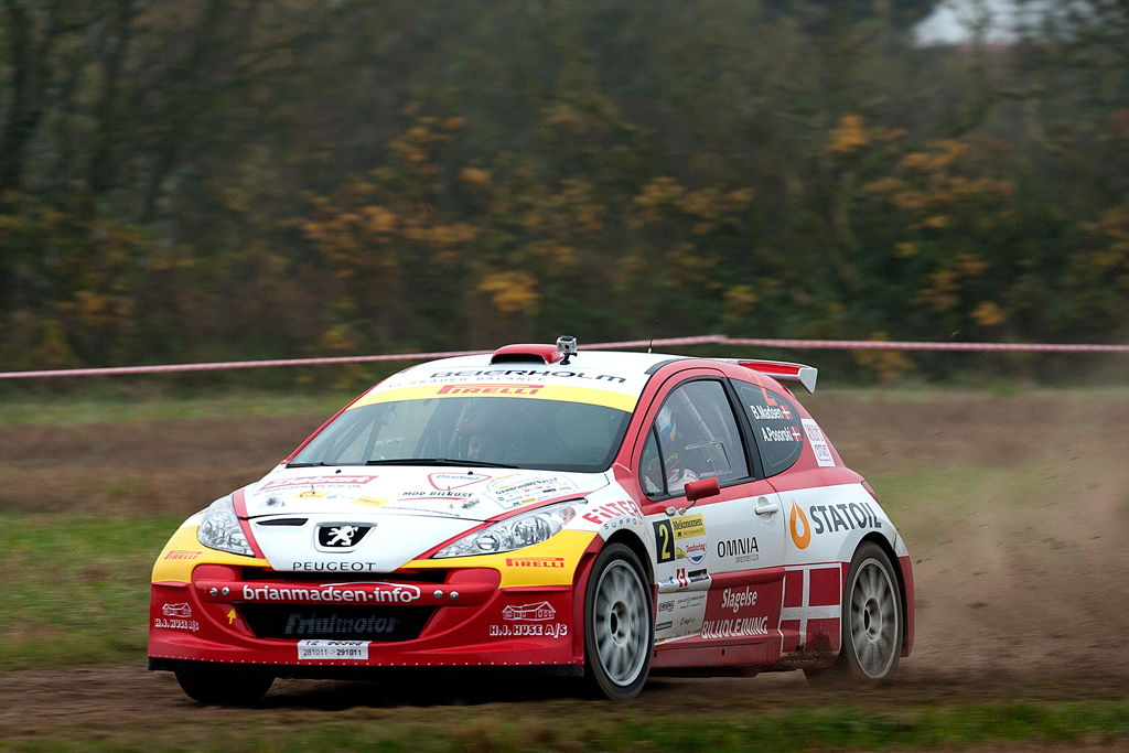 Madsen/Anja Posorski kan for andet år i træk kalde sig Danmarksmestre. Efter 2WD-titlen i 2010 sikrede de sig 4WD-titlen i Danboring Rally.
(Foto: Johnny Pedersen)